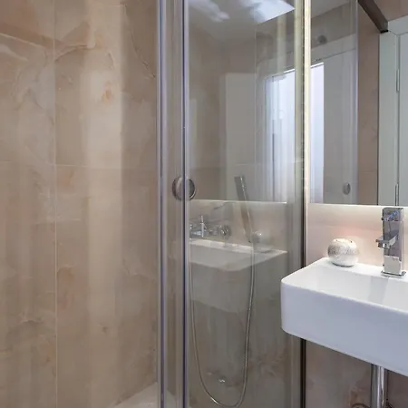 Nadiona Crystal & Gold *